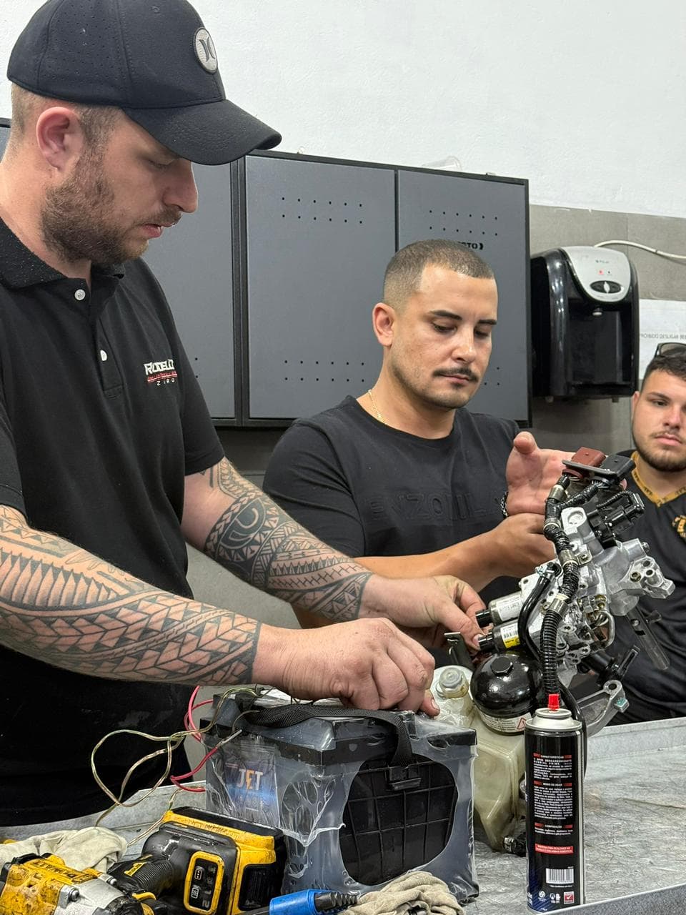 Instrutor mostrando o conjunto eletrônico aos alunos